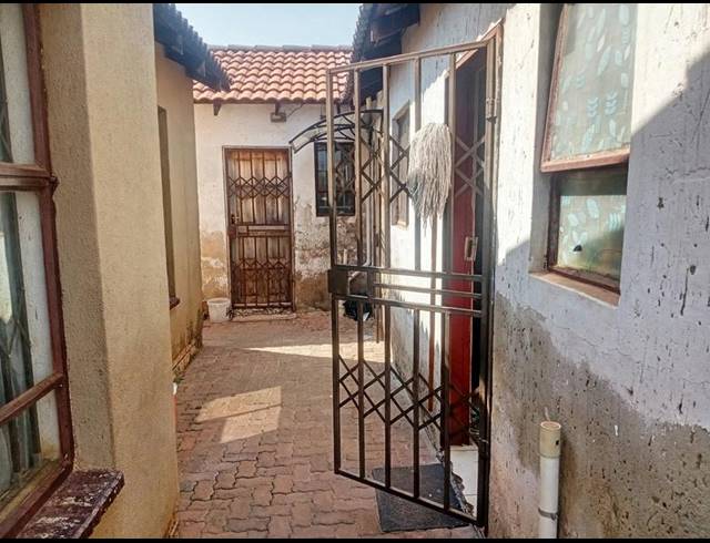 2 BEDROOM HOUSE FOR SALE IN PROTEA GLEN